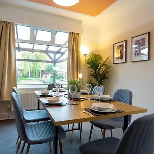 Strawberry Fields House - Air Host & - 3 Bedroom Liverpool